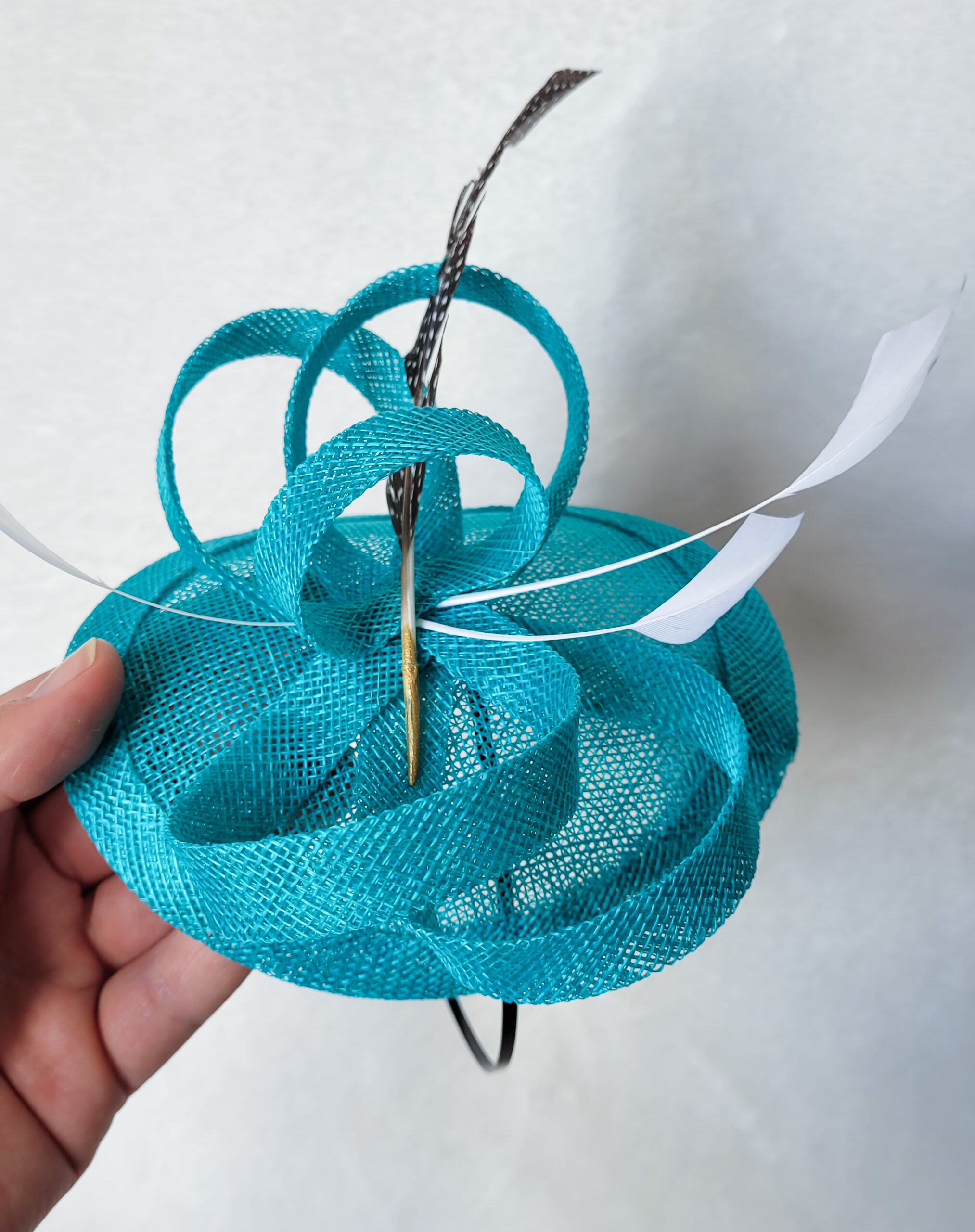 bibi turquoise orné de plumes bibi turquoise orné de plumes