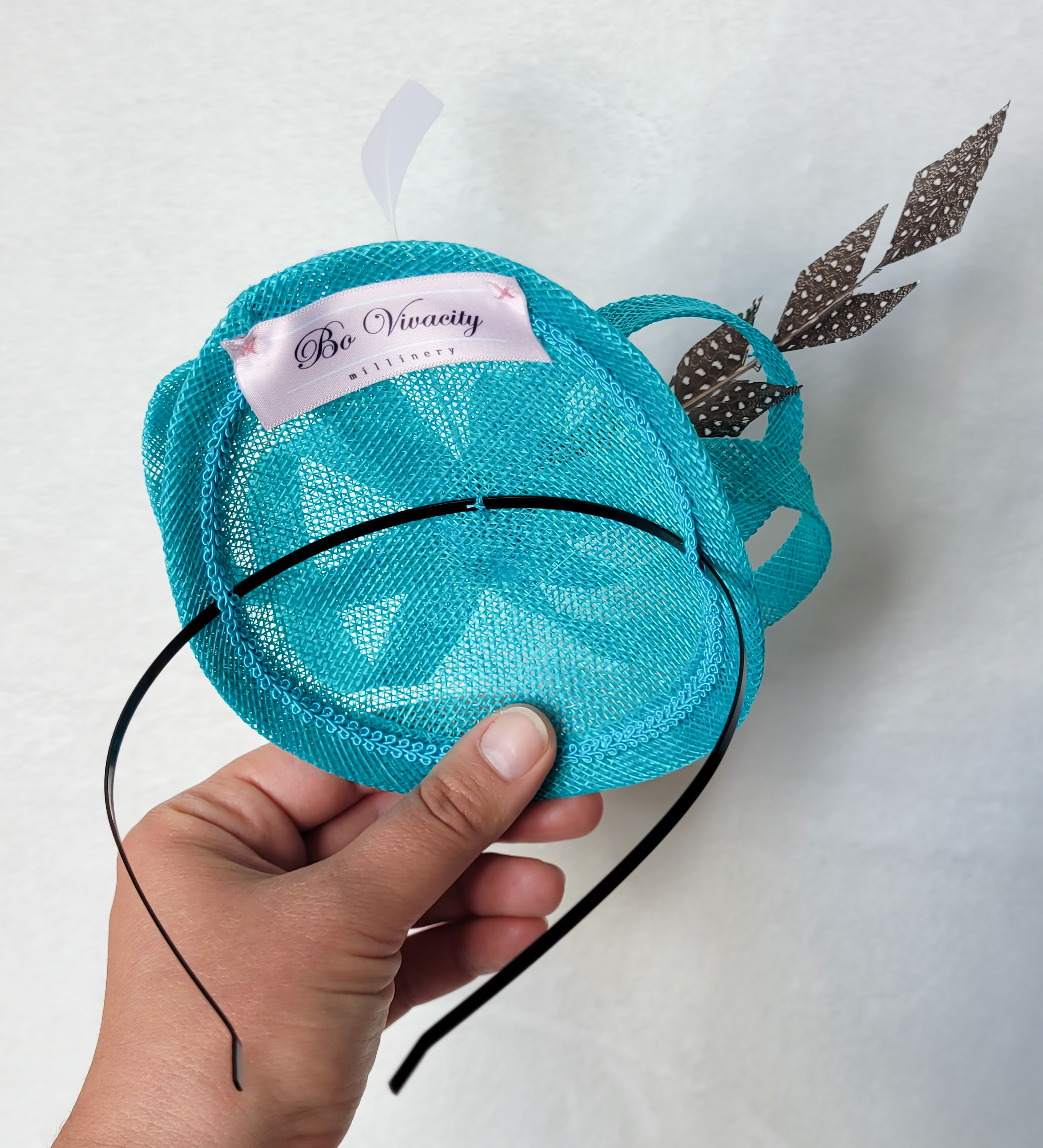 bibi turquoise orné de plumes bibi turquoise orné de plumes