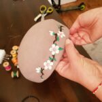 casquette en feutre taupe brodee