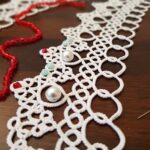 couronne en frivolite blanche